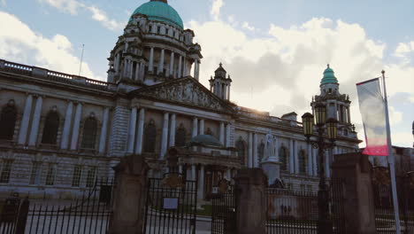 El-Ayuntamiento-De-Belfast-Casi-Silueta-Con-Cielo-Azul-Y-Nubes-Blancas-Esponjosas-2019-Primavera