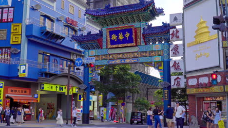 Zoom-out-shot-at-the-busy-entrance-to-Chinatown-in-Yokohama-City,-Japan