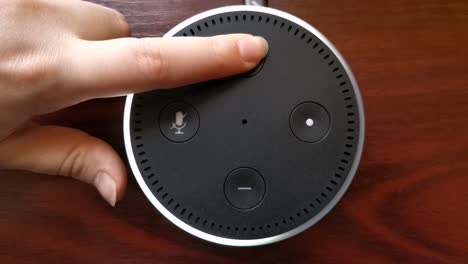 Video-De-Cerca-De-Una-Niña-Presionando-El-Botón-Para-Subir-El-Volumen-En-El-Dispositivo-Alexa-Echo-Dot-Amazon