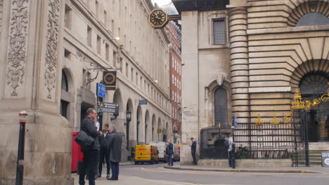 Los-Trabajadores-Financieros-Hablando-Y-Llamando-Por-Teléfono-En-Lombard-Street,-En-El-Distrito-Financiero-De-Londres.