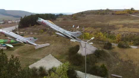 Imágenes-De-Arco-Aéreo-De-Aviones-Militares-Exposición-Al-Aire-Libre-Del-Museo