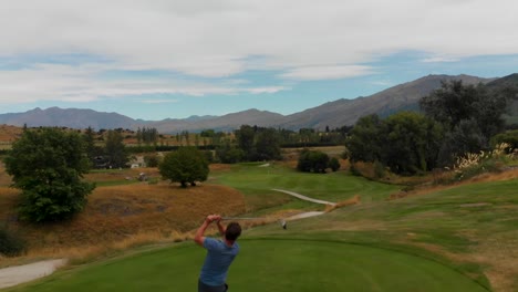 Slowmo---Jugador-De-Golf-Masculino-Golpeando-La-Pelota-En-El-Campo-De-Golf-En-Nueva-Zelanda---Antena