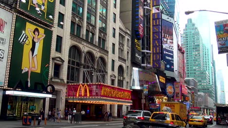 Vista-De-La-Congestión-Del-Tráfico-De-La-Hora-Pico-De-Los-Coches-De-La-Ciudad-De-Nueva-York-Y-La-Multitud-Que-Pasa