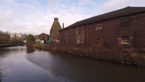 Eine-Alte,-Verlassene-Töpferfabrik-Und-Ein-Flaschenbrennofen-In-Longport,-Stoke-on-Trent,-Staffordshire