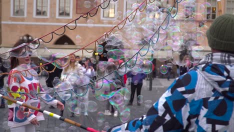 Artista-Callejero-Masculino-Haciendo-Pompas-De-Jabón-En-La-Plaza-Principal-De-Praga,-República-Checa