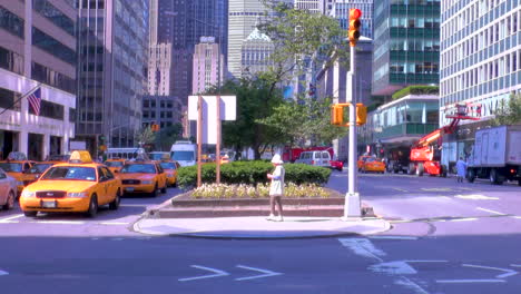 Vista-De-La-Congestión-De-La-Hora-Pico-Del-Tráfico-De-Automóviles-De-La-Ciudad-De-Nueva-York-Y-Rascacielos,-Edificios