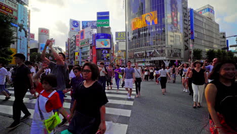 Tiro-Inclinado-Que-Muestra-Edificios-Altos-De-Shibuya-Y-Personas-Que-Cruzan-Una-Carretera-Muy-Transitada