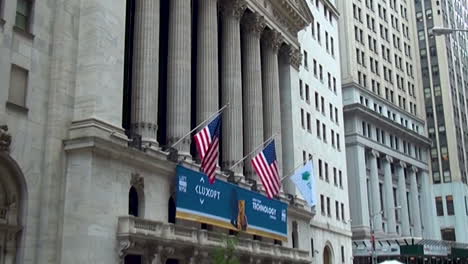 Zoom-out,-The-intersection-of-Wall-Street-and-Broad-Street-including-landmark-buildings-of-the-New-York-Stock-Exchange