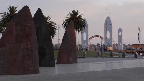 Escultura-De-Velas-Del-Norte-Y-Muelle-De-Cunningham-Geelong,-Playa-Oriental