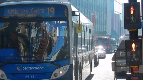 Various-vehicles,-cars---busses-travelling-in-Liverpool-city-streets-on-sunny,-bright-day