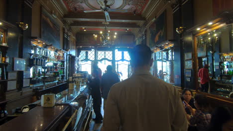 Pequeño-Café-bistro-Interior-En-Lisboa-Portugal