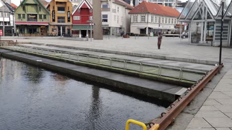 Puerto-De-Stavanger-El-Domingo-Por-La-Tarde,-Viejos-Barcos-En-Un-Puerto-Tranquilo