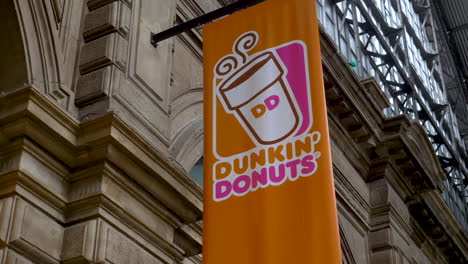 Dunkin-Donuts-Bandera-O-Cartel-Colgado-Fuera-De-La-Tienda-En-El-Frankfurt-Bahnhof