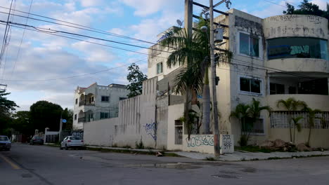 Dos-Adolescentes-Pasan-Por-Un-Edificio-Abandonado-En-El-Centro-De-Playa-Del-Carmen.