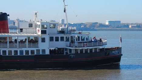 Liverpool-Fähre,-Die-Den-Fluss-Mersey-Zwischen-Albert-Dock-Und-Den-Fährterminals-Birkenhead-überquert