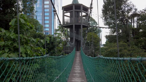 Steadicam-Aufnahme-Einer-Hängenden-Hängebrücke-Am-Canopy-Walk-In-Kuala-Lumpur,-Malaysia