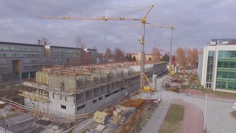 Langsamer-Aufstieg-Mit-Einer-Drohne-über-Die-Baustelle-Mit-Kränen