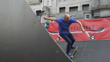 Skater-Führt-Auf-Einer-Holzrampe-Einen-Coolen-Sweeper-Trick-Vor