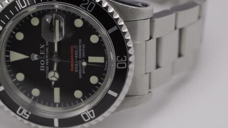 Imágenes-De-Primer-Plano-Con-Una-Lente-Macro-De-Un-Reloj-Rolex-Submariner,-Un-Reloj-Vintage-Original-Con-Letras-Rojas,-Modelo-Muy-Exclusivo