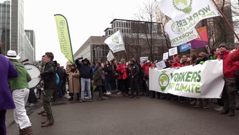 Manifestantes-Haciendo-Música-Y-Sosteniendo-Carteles-De-Protesta-Contra-El-Calentamiento-Global-Y-El-Cambio-Climático