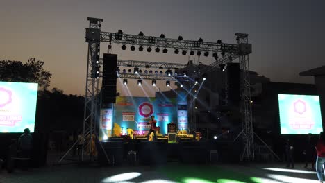 Rapero-En-El-Escenario-Actuando-En-Hyderabad