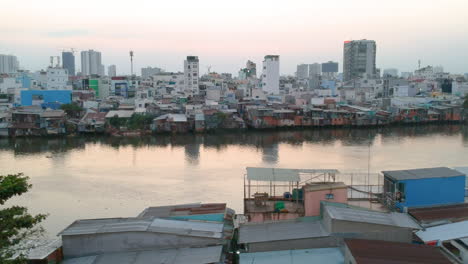 Abendflug-Entlang-Des-Kanals-Von-Ho-Chi-Minh-Stadt