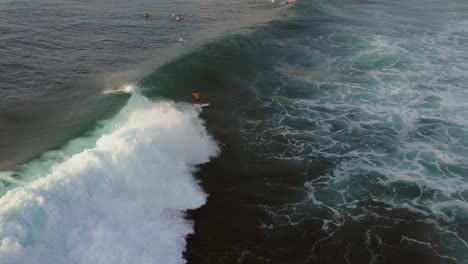 Surfer-Bei-Sonnenuntergang-Am-Berühmten-Surfspot-Uluwati-Auf-Bali