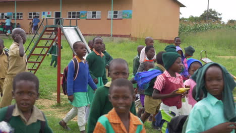 Tiro-Suave-De-Steadycam-De-Niños-Africanos-Jugando-Afuera-En-Un-Patio-De-Recreo-En-Su-Escuela-Primaria,-Cámara-Lenta