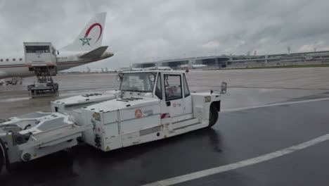 Aeropuerto-De-Paris-Orly,-Vista-Desde-Un-Transbordador-De-Pasajeros-A-Un-Avión-Royal-Air-Maroc-Para-Embarcar