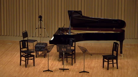 Un-Piano-De-Cola-Y-Un-Candelabro-De-Oji-Hall,-Ginza,-Tokio,-Japón,-2018