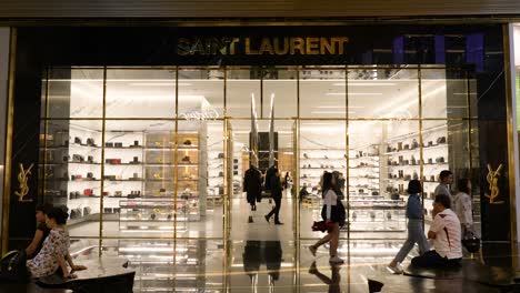 Gente-Pasando-Frente-A-La-Tienda-Yves-Saint-Laurent-En-El-Lujoso-Centro-Comercial-Siam,-Bangkok