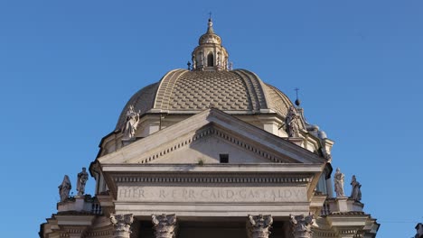 Statisches-Shooting-Für-Die-Künstlerkirche-Auf-Dem-Volksplatz-In-Rom