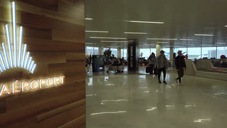 Diferentes-Vistas-Del-Logo-Del-Aeropuerto-De-París-Dentro-De-Una-Terminal-De-Embarque-De-Orly