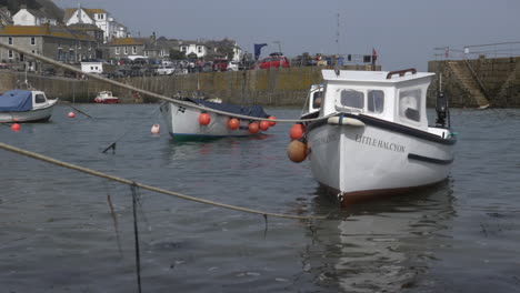 Frontalansicht-Kornischer-Boote,-Die-Innerhalb-Der-Hafenmauern-Von-Mousehole-Festgemacht-Sind