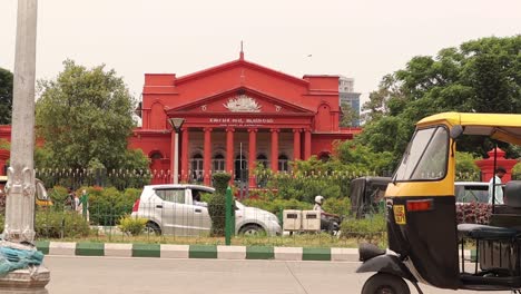 Timelapse-Del-Tráfico-Frente-Al-Tribunal-Superior-De-Karnataka,-Bengaluru,-India