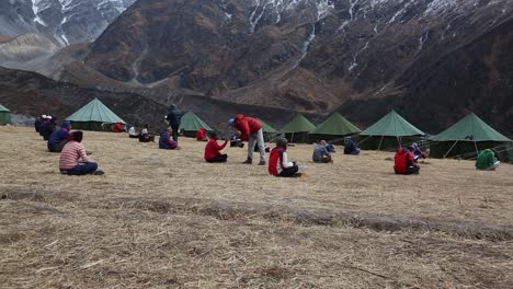 Unter-Dem-Himalaya-Wurde-Eine-Zeltkolonie-Errichtet,-In-Der-Himalaya-Bergsteiger-Während-Ihres-Studiums-Und-Übens-übernachten-Konnten