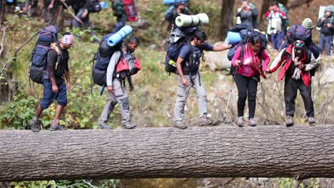 Montañeros-Del-Himalaya-En-Su-Camino-Hacia-El-Sendero