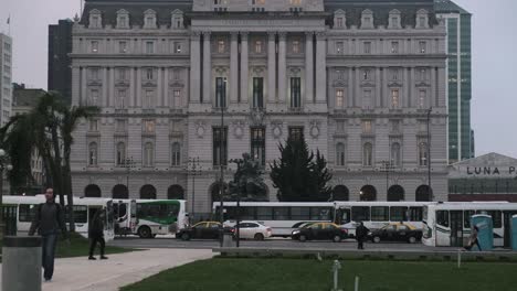 Incline-Hacia-Abajo-Los-Autobuses-Públicos-Y-El-Tráfico-Que-Se-Detiene-En-El-Edificio-Del-Centro-Cultural-Kirchner