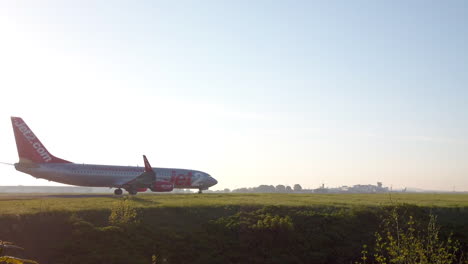 Jet2-Flugzeug-Rollt-Und-Startet-An-Einem-Sonnigen-Sommermorgen-Am-Flughafen-Leeds-Bradford-In-Yorkshire,-England