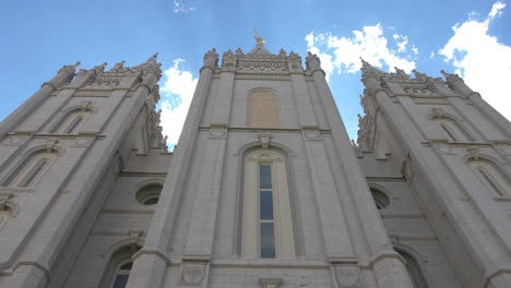 Tiro-De-ángulo-Bajo-Del-Templo-Mormón-En-Salt-Lake-City,-Utah