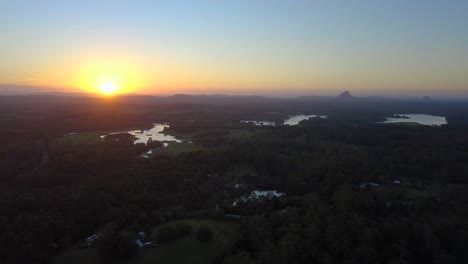 Toma-Aérea-De-Drones-Del-Paisaje-De-Australia-Con-Bosques,-Lago,-Montaña-Y-Hermosa-Puesta-De-Sol