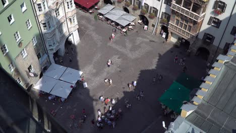 Vista-Desde-La-Parte-Superior-De-La-Torre-De-La-Ciudad-De-Innsbruck-En-El-Casco-Antiguo-Con-Personas-Que-Cruzan