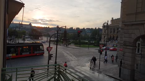 Ambulancia-A-Toda-Prisa-En-Praga-Al-Atardecer