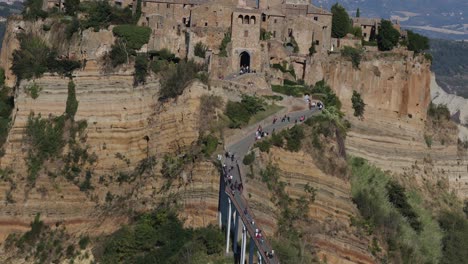 Nahaufnahme-Der-Fußgängerbrücke,-Die-Tagsüber-Die-Sterbende-Stadt-Civita-Di-Bagnoregio-Mit-Touristen-Verbindet