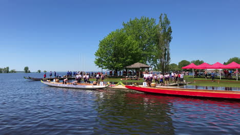 Equipo-De-Carreras-De-Botes-Dragón-Entrando-En-Su-Bote---Tiro-Panorámico