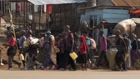 Katholische-Pilger-Aus-Uganda-Tragen-Ein-Banner-Mit-Einem-Kreuz-Darauf,-Während-Sie-Auf-Einer-Stark-Befahrenen-Autobahn-Oder-Auf-Einer-Reise-Gehen