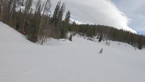 Snowboard-En-Cámara-Lenta-En-Breckenrdige-Colorado-Durante-Un-Increíble-Polvo-Fresco