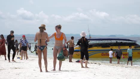 Reisende-Reisen-Mit-Dem-Boot-Auf-Die-Insel,-Um-Die-Schönheit-Und-Das-Sonnenbaden-Am-Strand-Mit-Einem-Langen-Strand-Zu-Sehen,-Der-Zum-Schwimmen-In-Krabi-In-Thailand-Geeignet-Ist