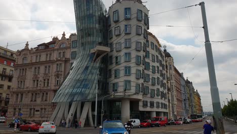 Tanzendes-Haus-In-Prag,-Das-Sich-Langsam-Nach-Oben-Neigt