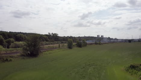 Sockelaufnahme-Des-Dampfzuges-Flying-Scotsman-60103,-Der-An-Einem-Sommertag-Am-Ländlichen-Stadtrand-Von-Leeds-Vorbeifährt